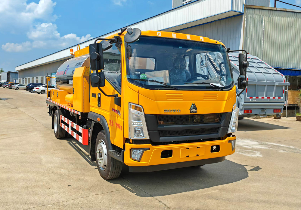 6噸重汽豪沃智能瀝青灑布車